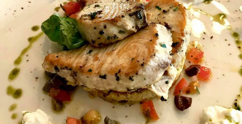 Filetto di ricciola scottato alle erbe con stracciata di burrata
