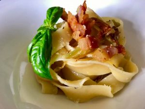 Pettole di Gragnano saltate con fiori di zucca pecorino e guanciale croccante