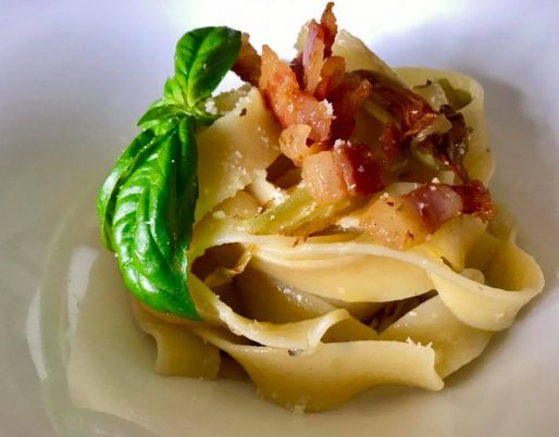 Pettole di Gragnano saltate con fiori di zucca pecorino e guanciale croccante