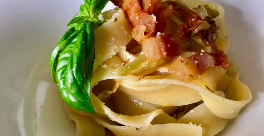 Pettole di Gragnano saltate con fiori di zucca pecorino e guanciale croccante