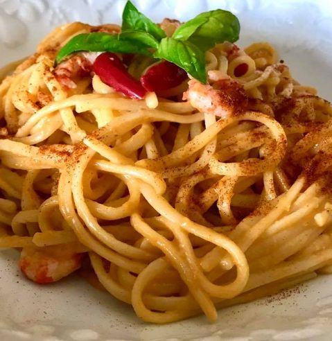 Linguine con avocado gamberi e peperoncino